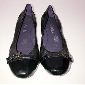 Vaneli patent & leather black ballet flat with egg plant leather interior Sz 6